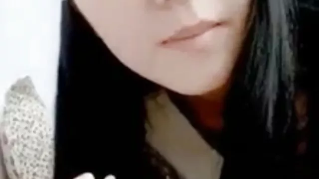 La bella Cypriana xxx madres con sus hijos se acaricia con un dulce dedo